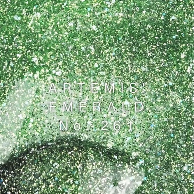 Hovedbilde Gel Nail Polish 261 – Artemis’ Emerald (10 ml)